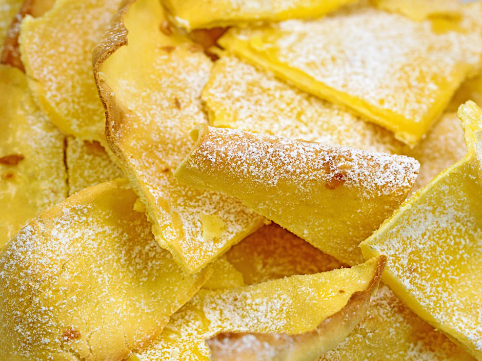Der Huckelkuchen, auch bekannt als Prophetenkuchen, bekommt seinen Namen durch die ganz typischen Berge, die beim Backen auf dem Kuchen entstehen.