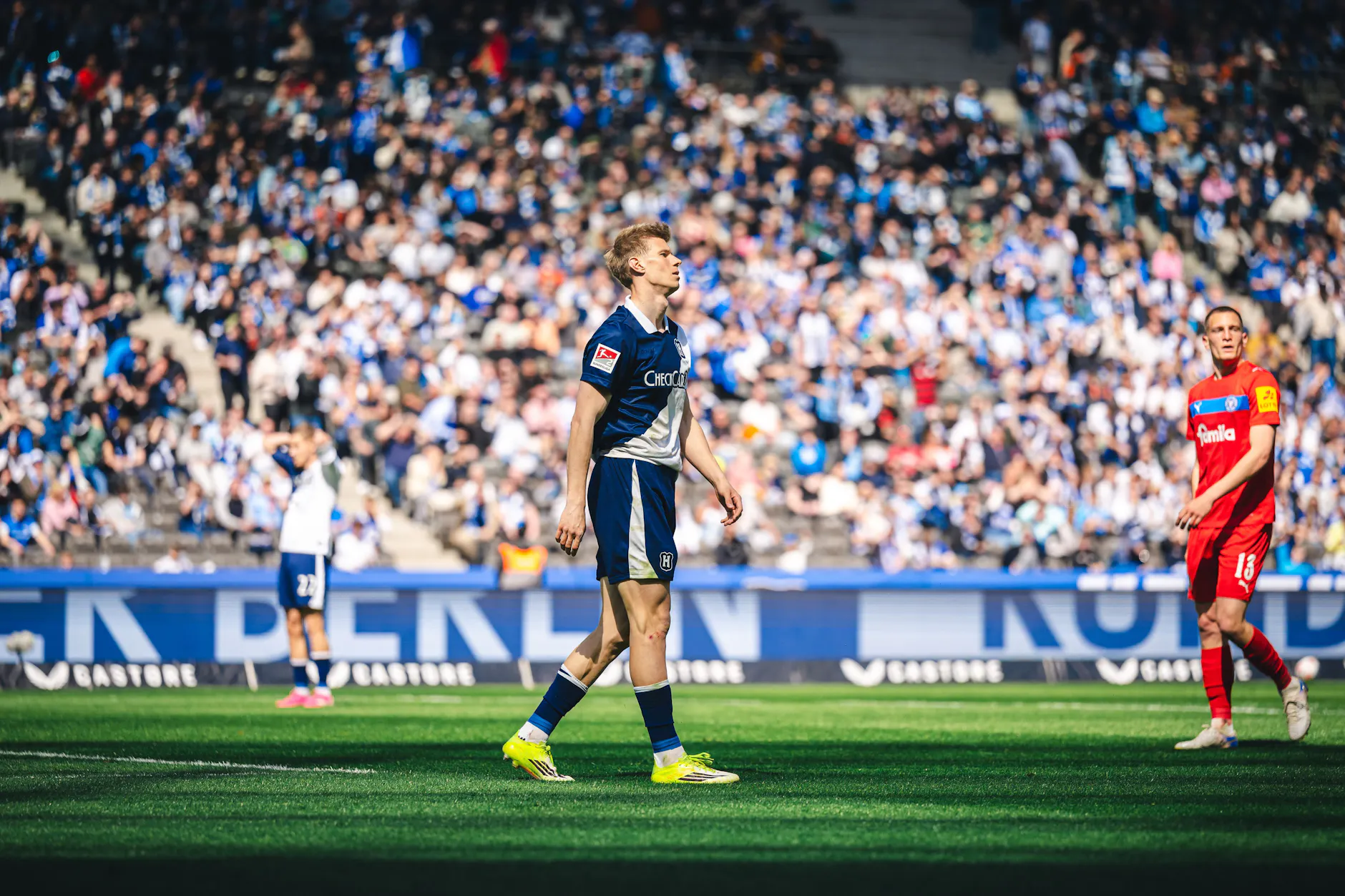 Luca Schuler von Hertha BSC ärgert sich während des Spiels zwischen Hertha BSC und Holstein Kiel. Ihm gelang kein Tor trotz zahlreicher Chancen.