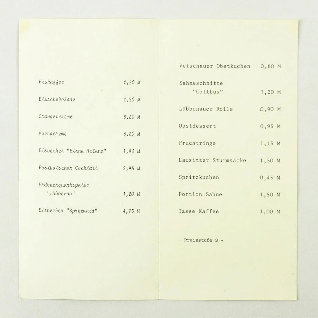 Auf der Speisekarte des Café am Großen Saal im Palast der Republik fand sich Orangencreme zu 3,60 Mark. Was genau in dem Nachtisch steckte, ist natürlich schwer nachvollziehbar.