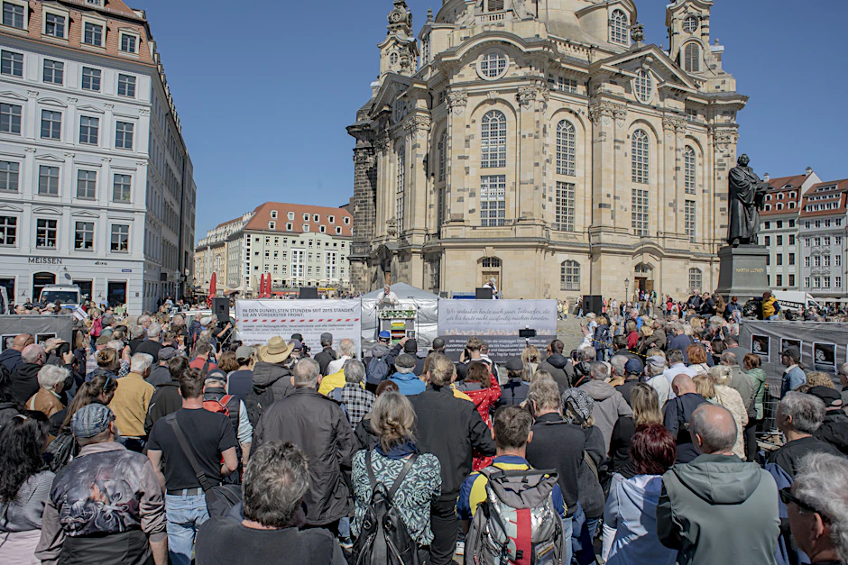Einige hundert Teilnehmer besuchten die Veranstaltung vor der Frauenkirche auf dem Dresdner Neumarkt.