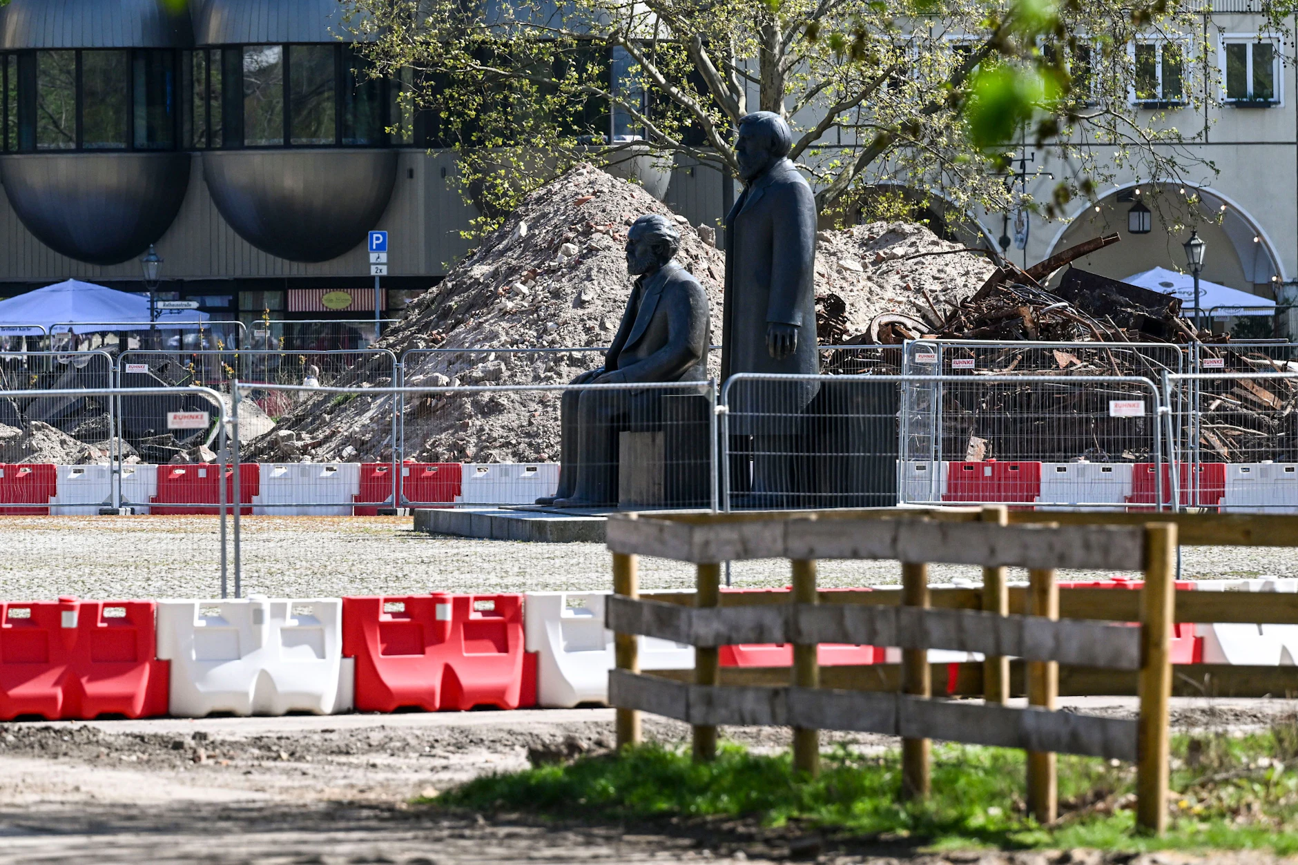 Die Bronzefiguren für Karl Marx und Friedrich Engels stehen noch lange hinter Bauzäunen.
