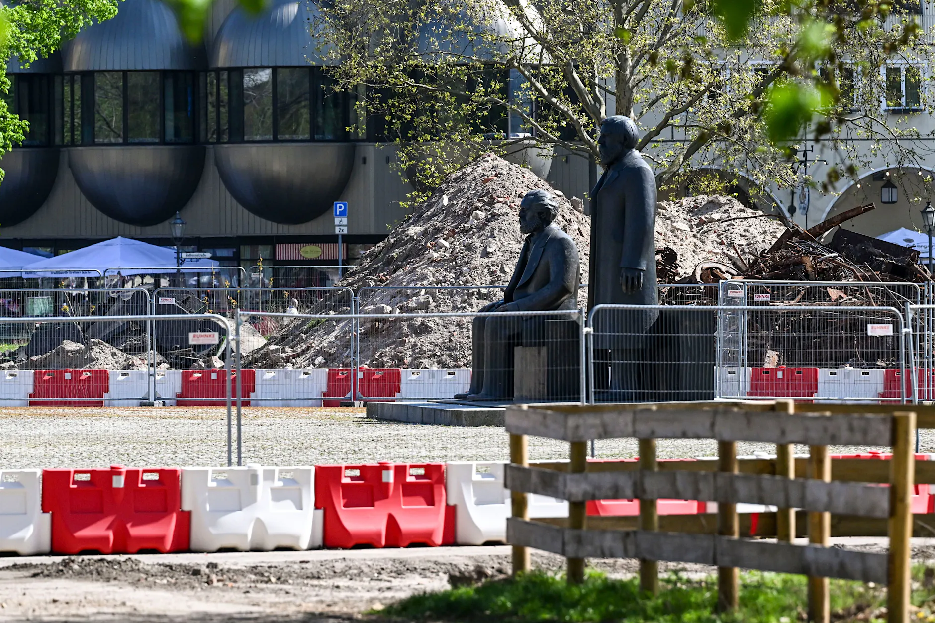 Dauerbaustelle in Mitte: Das passiert am Marx‑Engels‑Forum