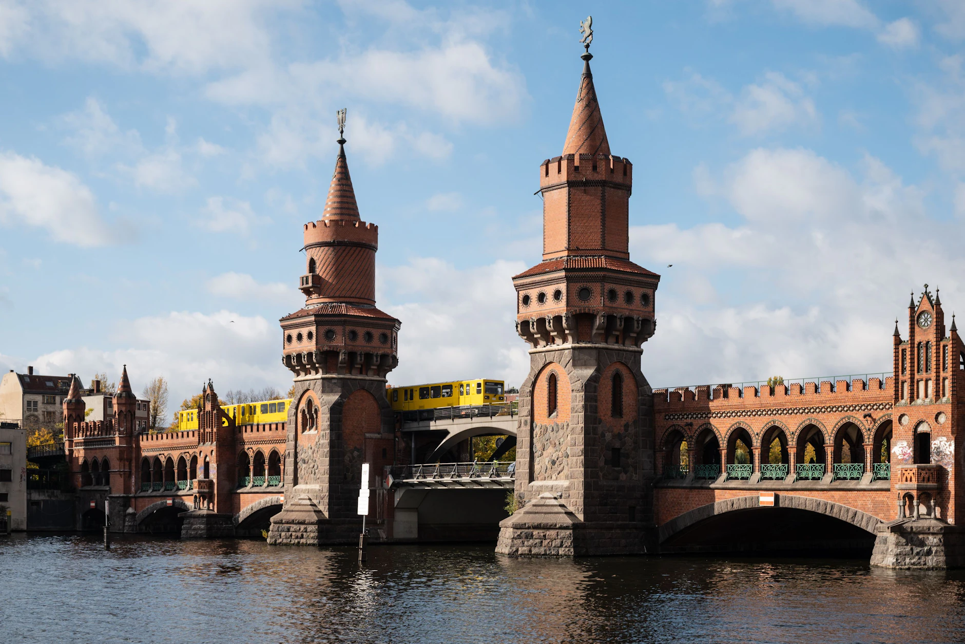 Die Oberbaumbrücke zwischen Friedrichshain und Kreuzberg bei gutem Wetter.