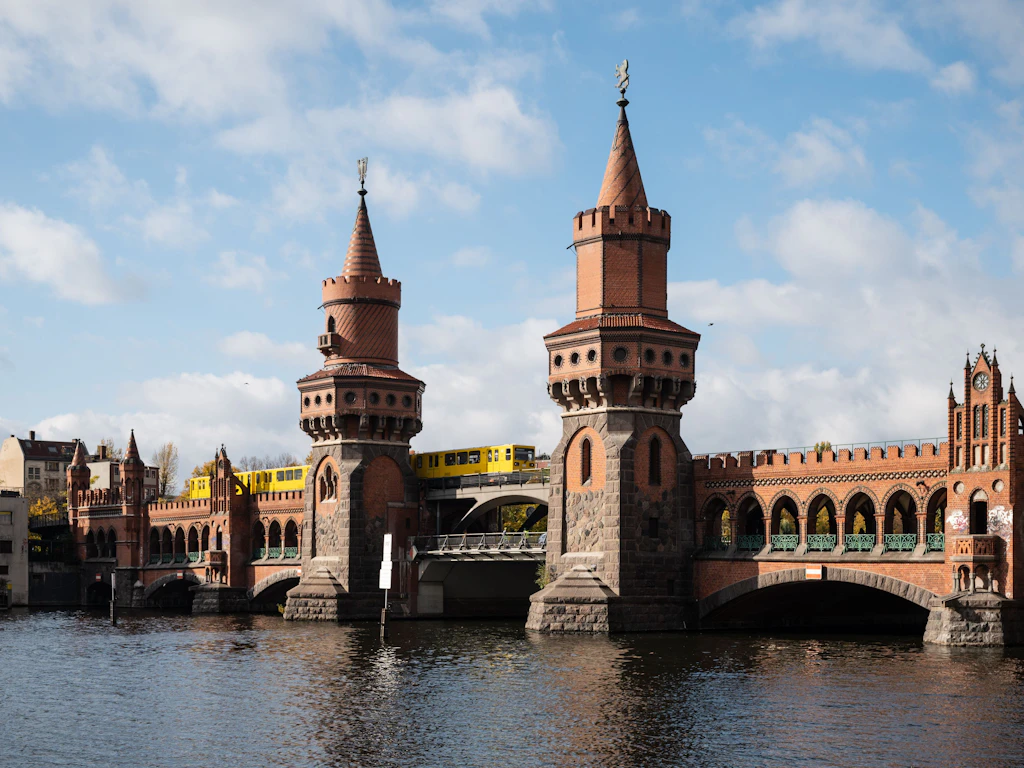 Die Oberbaumbrücke zwischen Friedrichshain und Kreuzberg bei gutem Wetter.