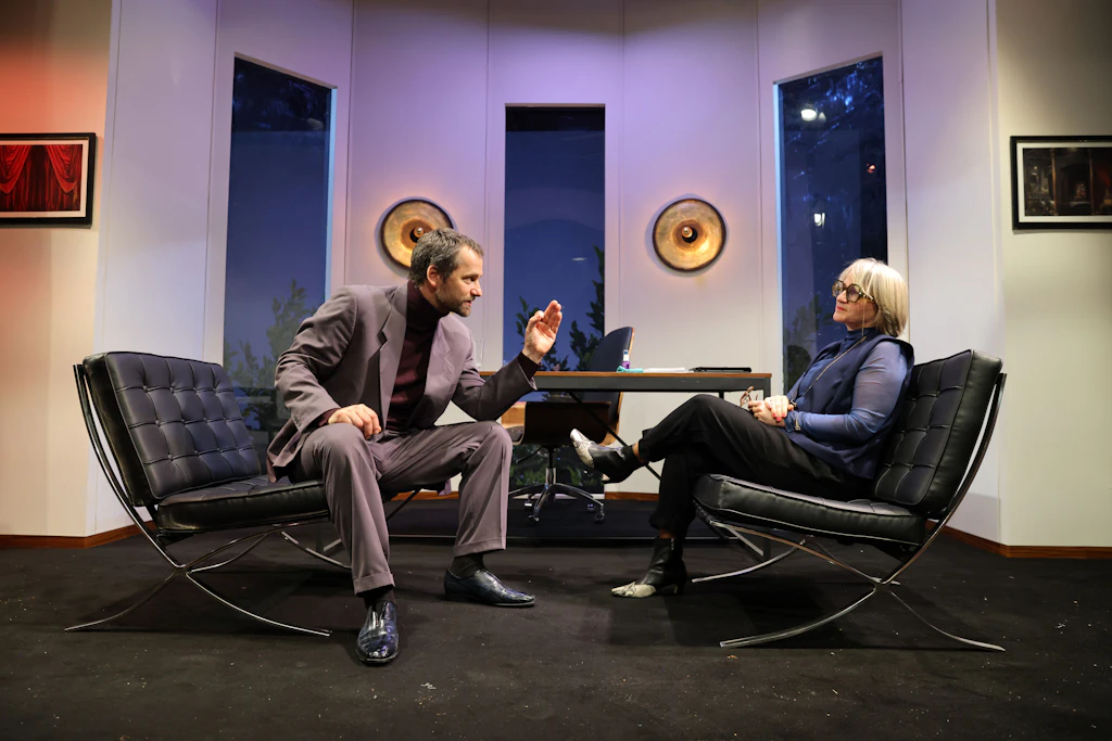 Betriebssatire mit Goldrand: John von Düffels „Knechte der Kulturindustrie“ im Theaterdiscounter