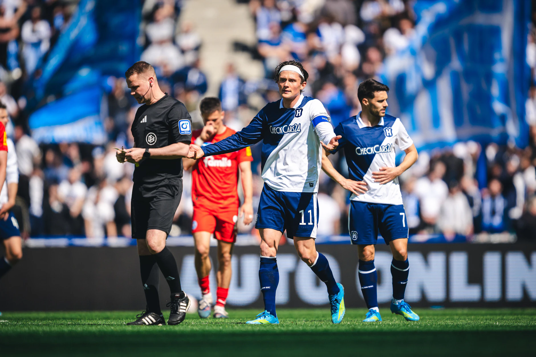 Fabian Reese von Hertha BSC konnte es nicht fassen, dass der Elfmeter gegen Holstein Kiel von VAR Günter Perl zurückgepfiffen wurde.