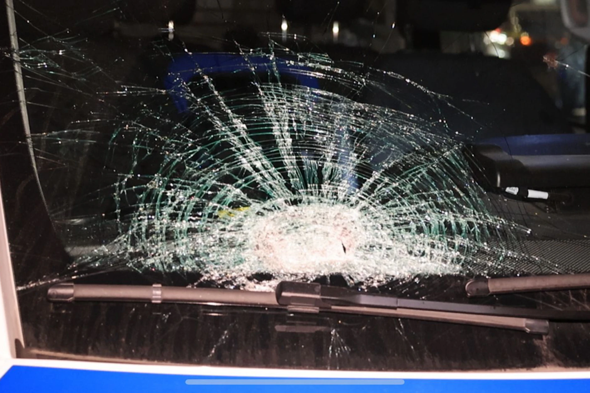 Ein Stein traf die Scheibe eines Streifenwagens. 