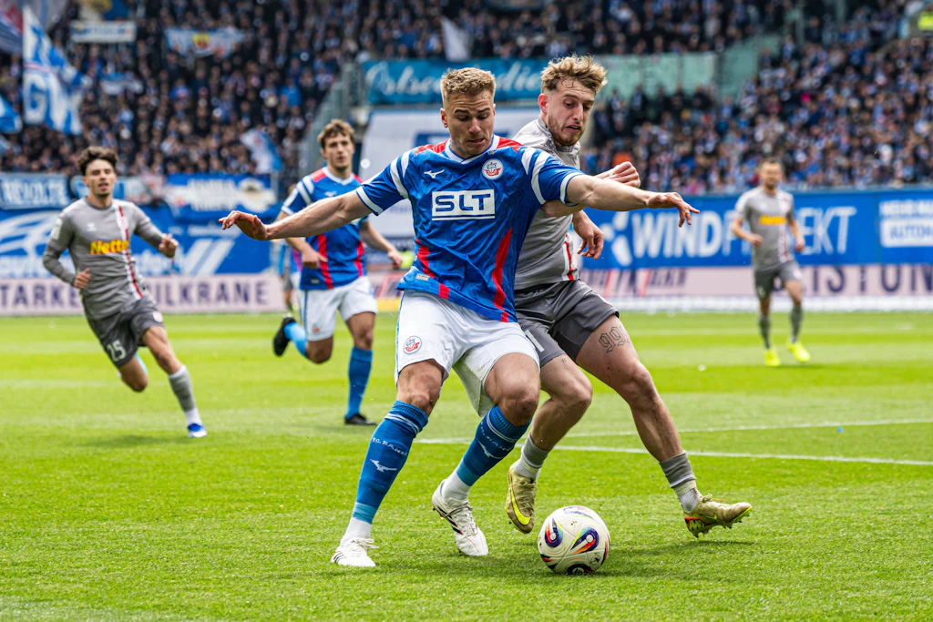 Florian Carstens (l.) musste mit Hansa Rostock einen bitteren Dämpfer im Aufstiegsrennen hinnehmen.