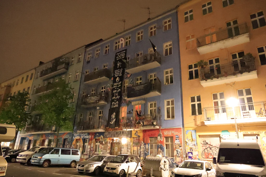 Vom Dach des Hauses in der Rigaer Straße aus warfen Unbekannte mit Steinen.