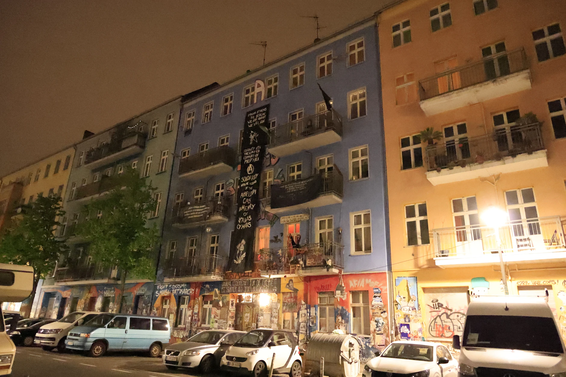 Vom Dach des Hauses in der Rigaer Straße aus warfen Unbekannte mit Steinen.