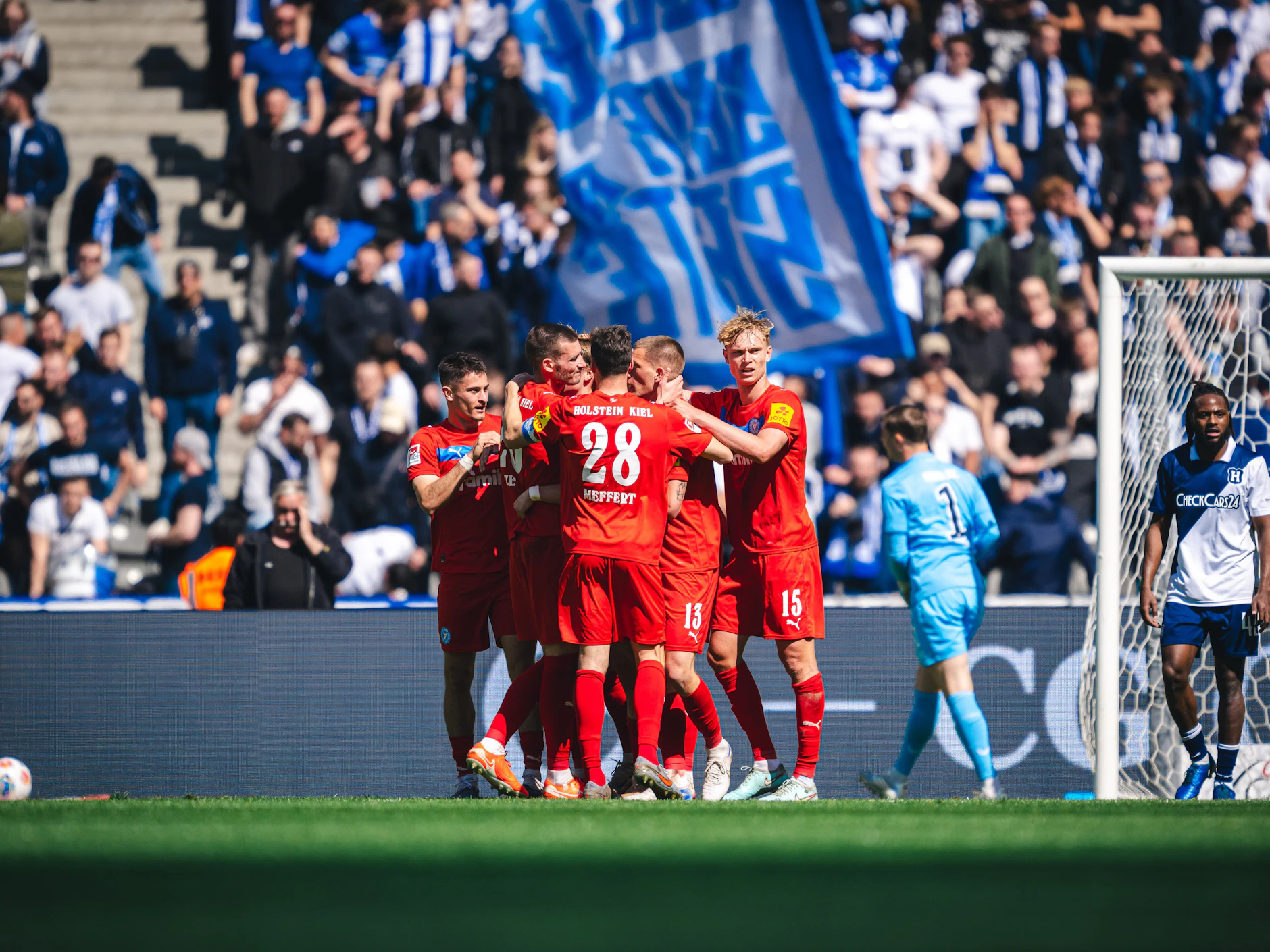 Die Spieler von Holstein Kiel feiern das Tor zum 0:1 während des Spiels zwischen Hertha BSC und Holstein Kiel.