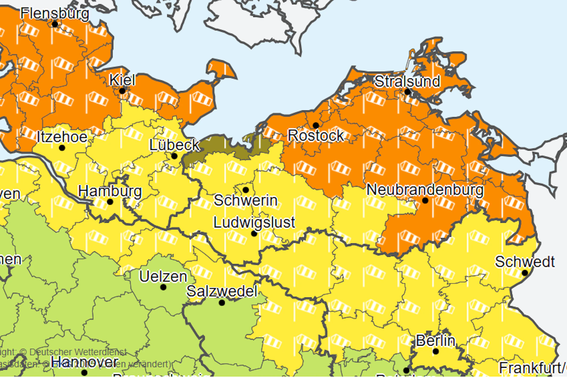 Die Warnwetter-Karte des Deutschen Wetterdienstes DWD zeigt an, woe die Windböen besonders heftig werden. Die ganze Ostseeküste ist orange markiert (Stufe 2, Warnung vor markantem Wetter). Auch in Berlin und Nordbrandenburg wird es heute stürmischer.