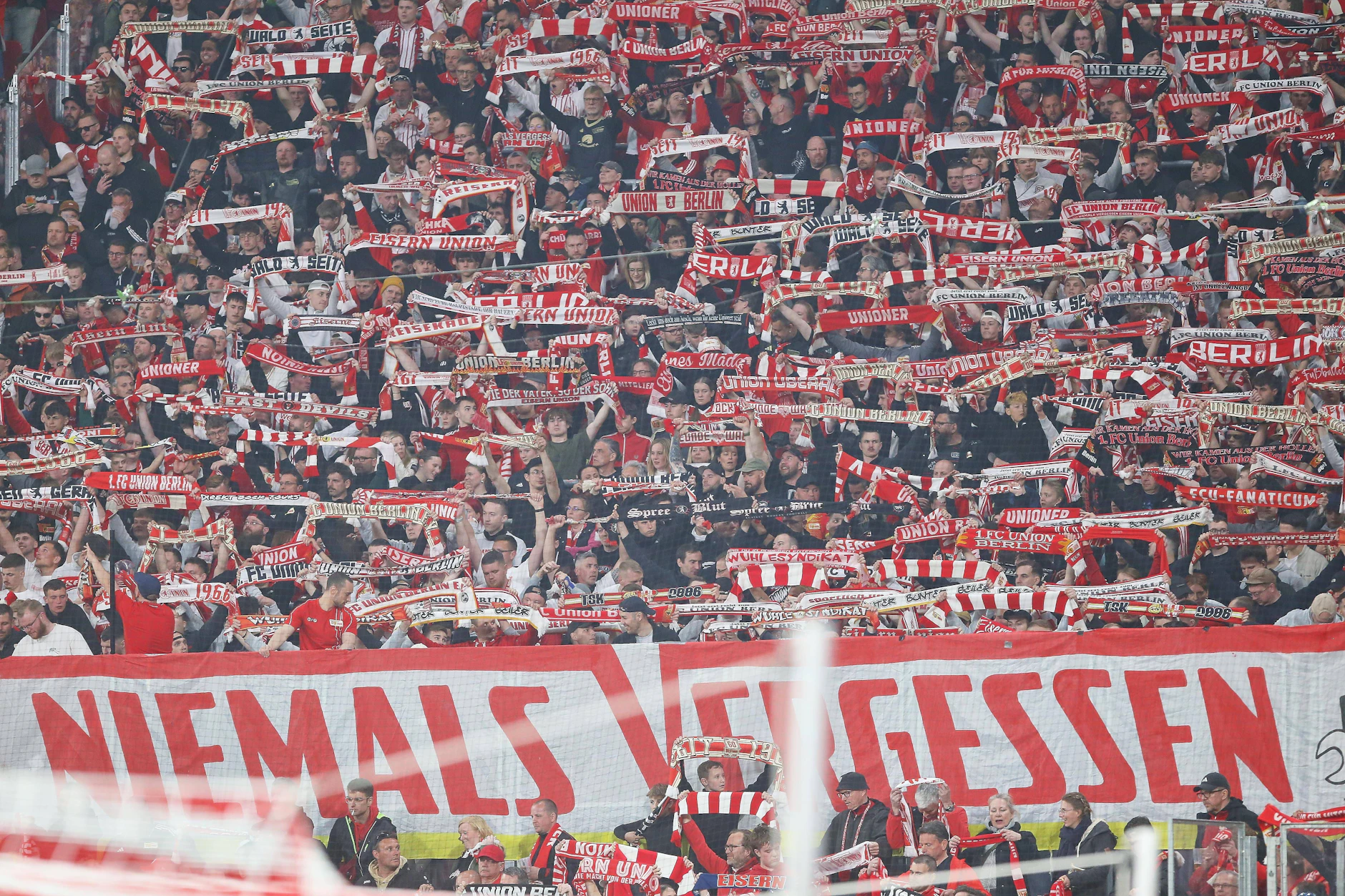 Voller Gästeblock in Leipzig: Die Fans des 1. FC Union Berlin gaben während der 90 Minuten alles.