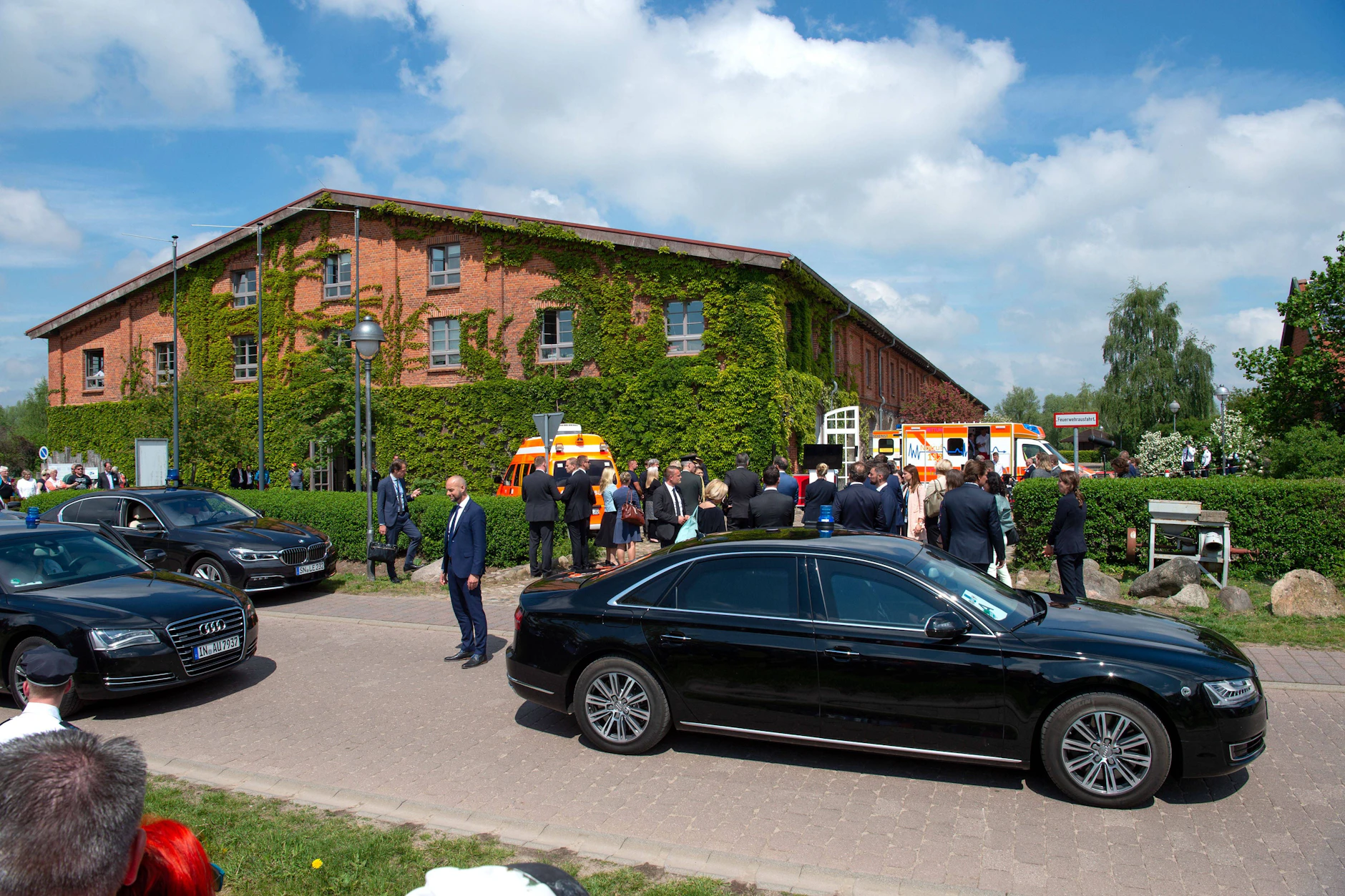 Im Jahr 2019 war das holländische Königspaar in Bollewick zu Gast – im Hintergrund ist die große Scheune zu sehen, die auch als Eventlocation dient. In dem Ort soll „Ein sehr gutes Quiz“ aber nicht stattfinden.