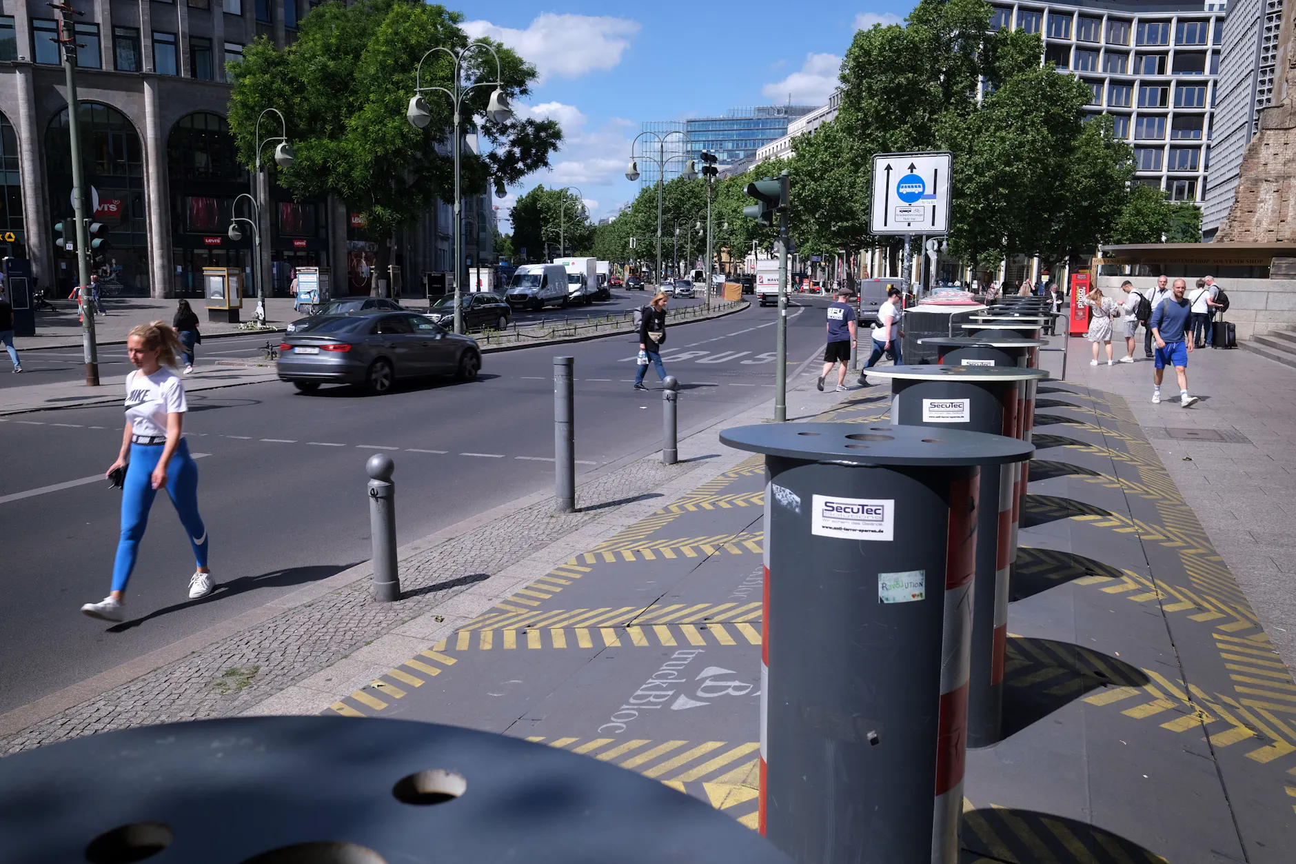 Poller sichern den Breitscheidplatz seit dem verheerenden Terroranschlag ab.