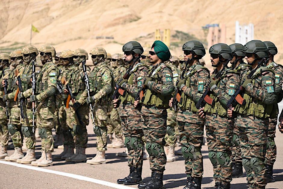 Indische Soldaten bei einem Manöver nahe der Grenze: Zwischen China und Pakistan muss Neu-Delhi seine militärischen Kräfte strategisch neu ausrichten.