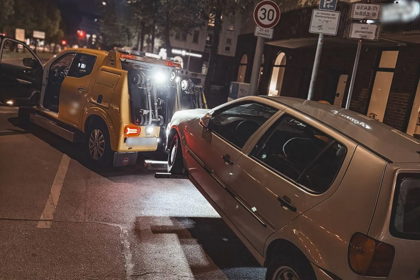 Die Polizei stellte den VW nach der Verfolgungsjagd sicher.