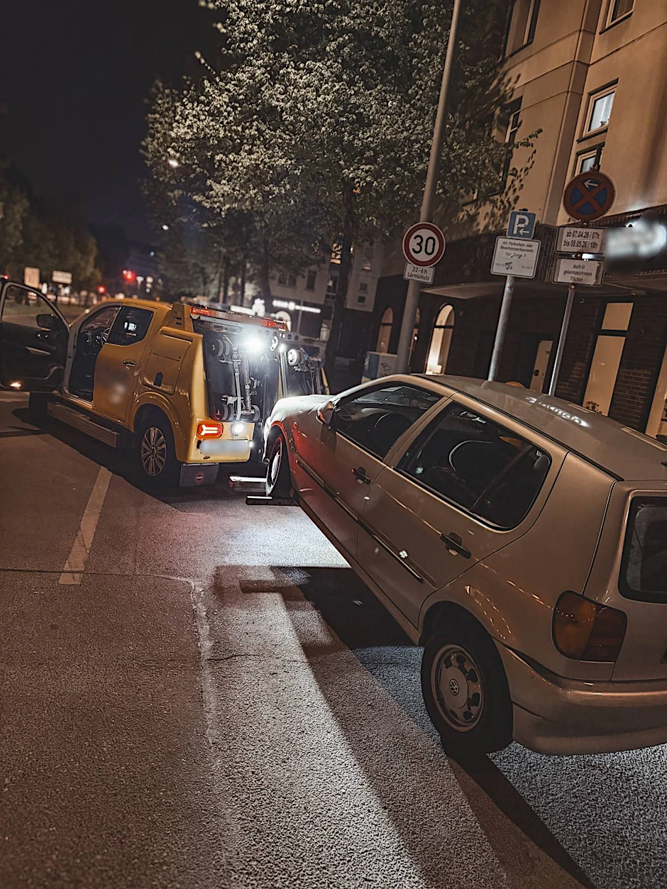 Die Polizei stellte den VW nach der Verfolgungsjagd sicher.
