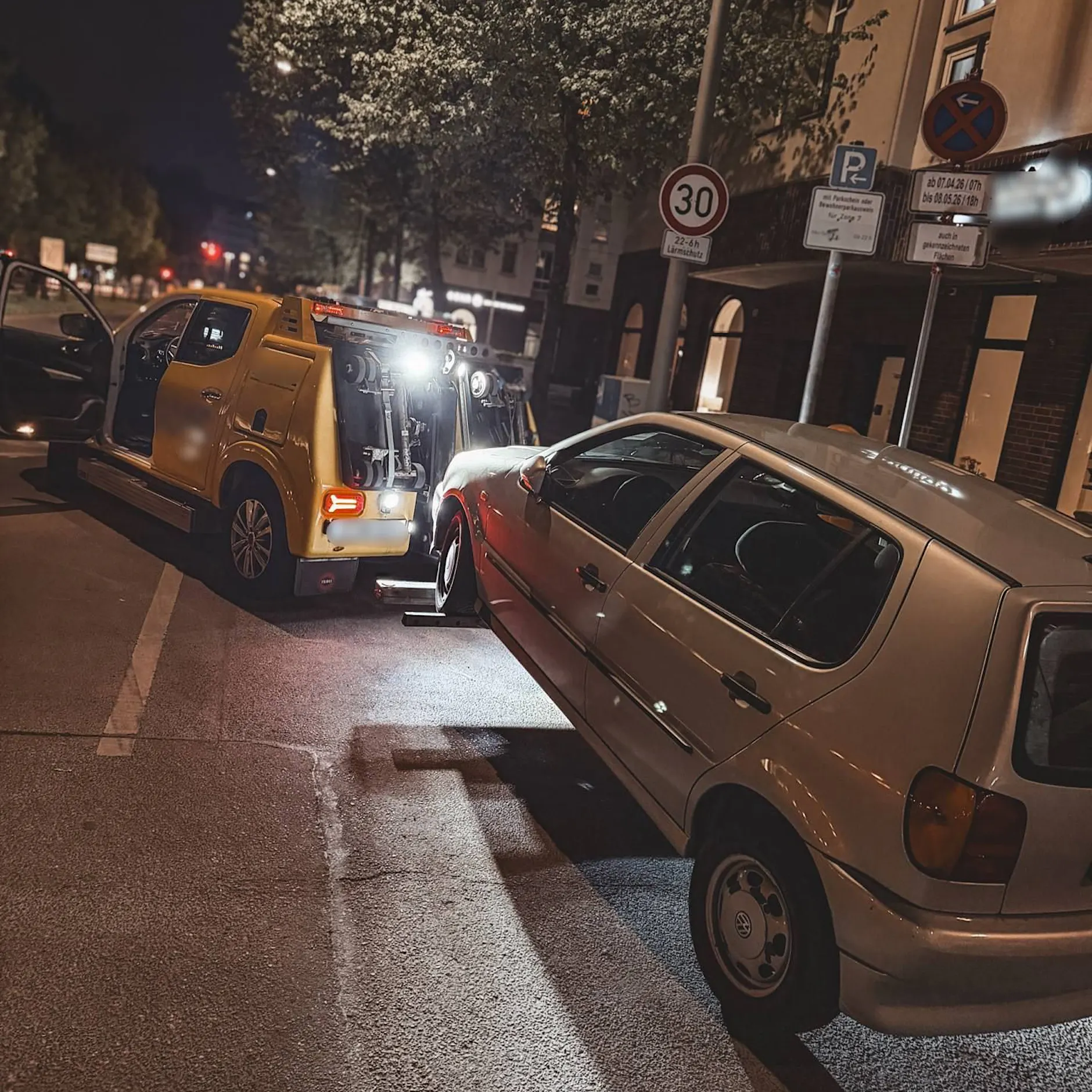 Ohne Licht, über Rot: Raser auf filmreifer Flucht vor Berliner Polizei
