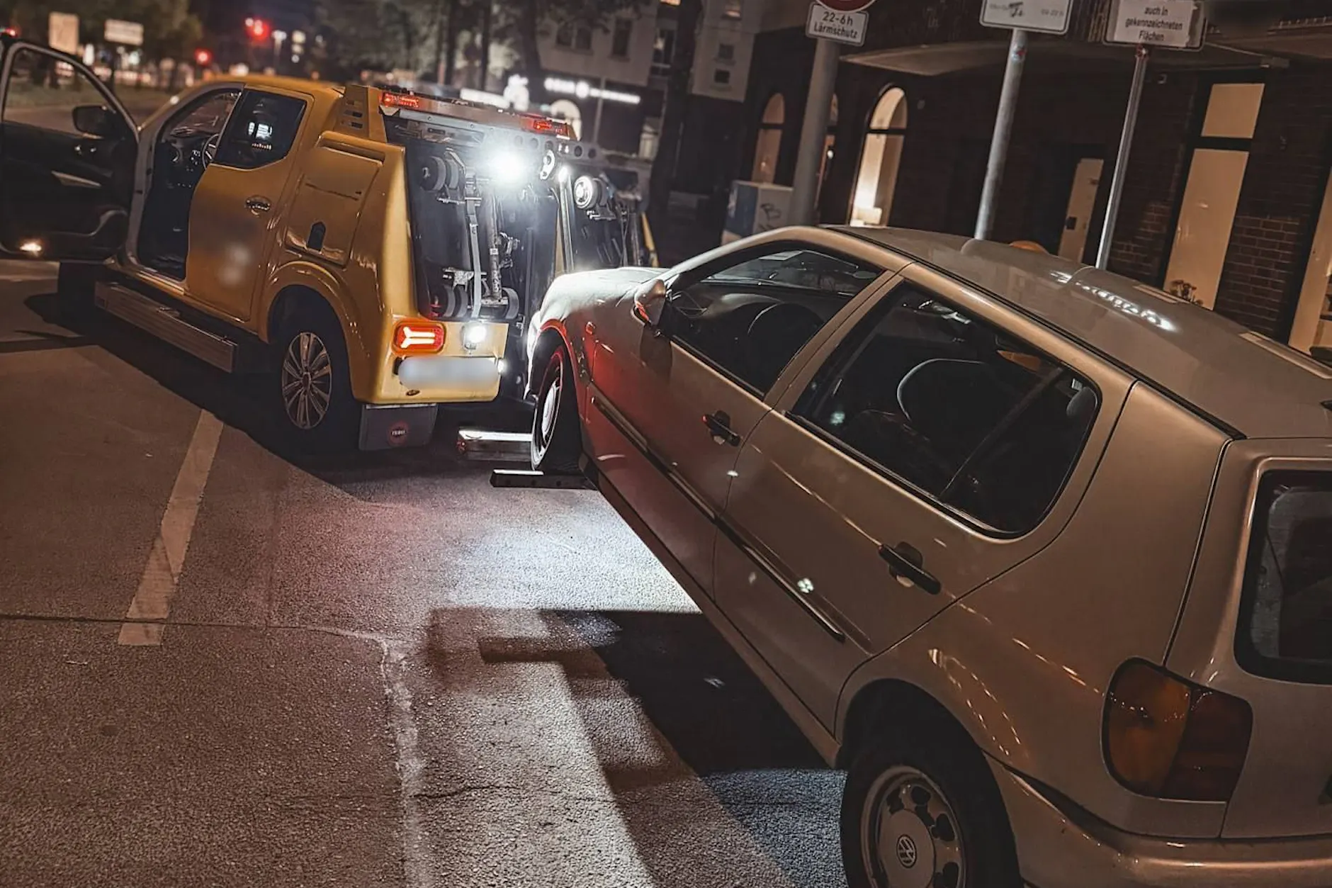 Ohne Licht, über Rot: Raser auf filmreifer Flucht vor Berliner Polizei