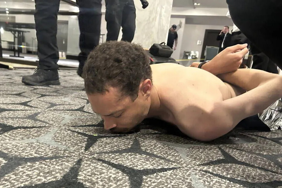 Der Angreifer wurde von Sicherheitsleuten überwältigt, bevor er den Saal erreichte.