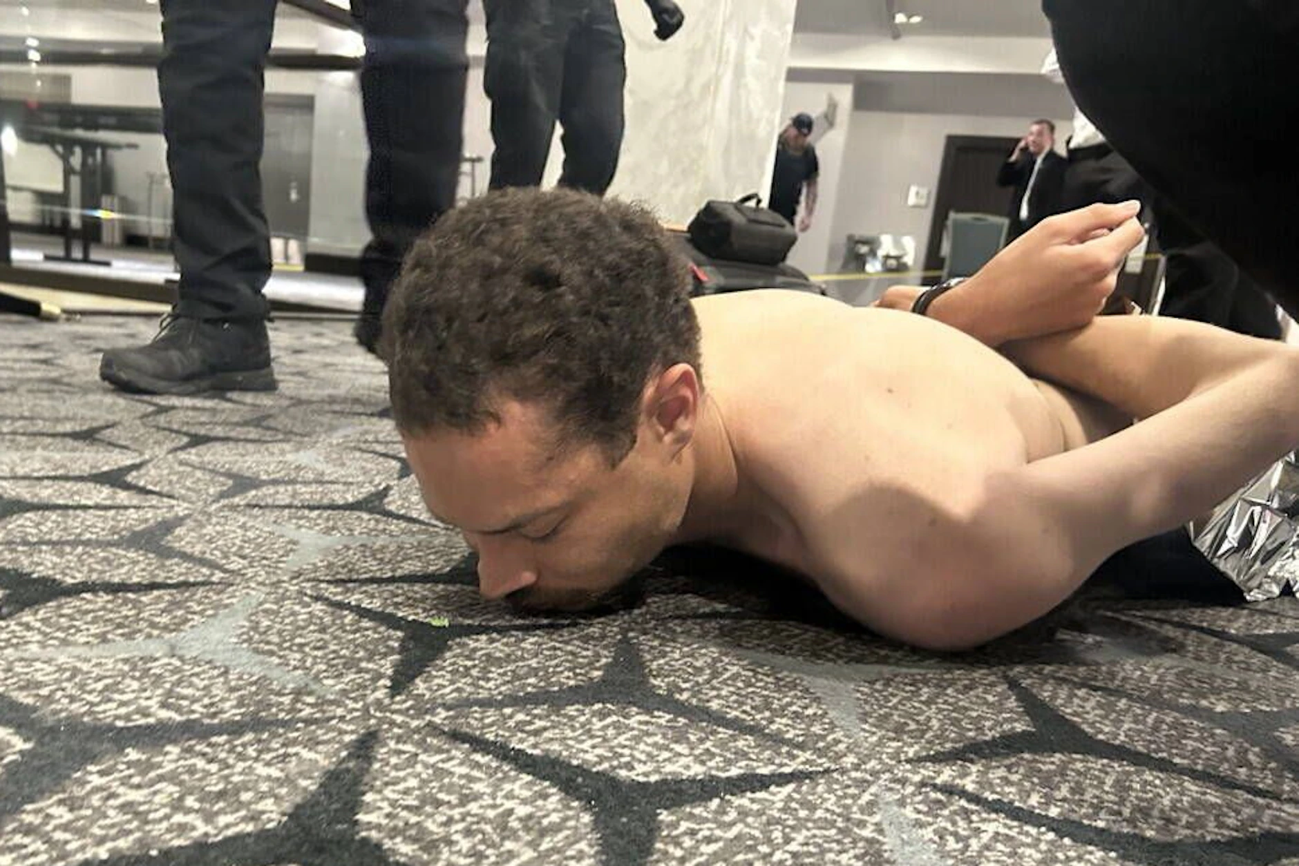 Der Angreifer wurde von Sicherheitsleuten überwältigt, bevor er den Saal erreichte.