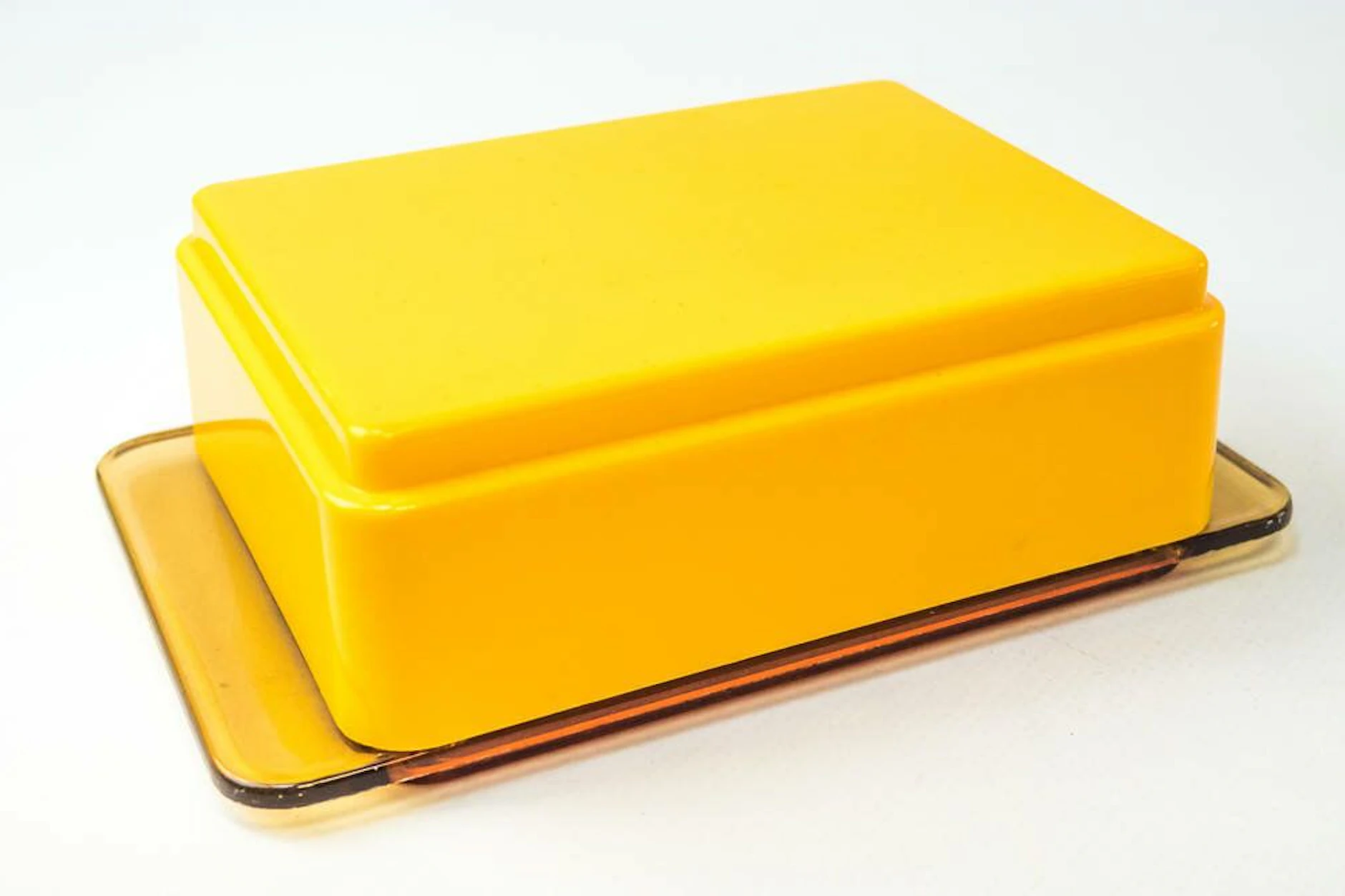 Eine klassische Butterdose aus der DDR. Es gab Zeiten, da musste diese leer bleiben - oder es wurde mit dem Steichfett sehr sparsam umgegangen. Denn Butter war knapp.