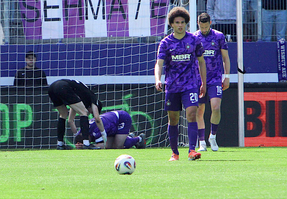 2:2 gegen Wiesbaden: Durch den Zwei-Punkte-Verlust ist für das Auer Team der Abstieg drei Spieltage vor Saisonende besiegelt.