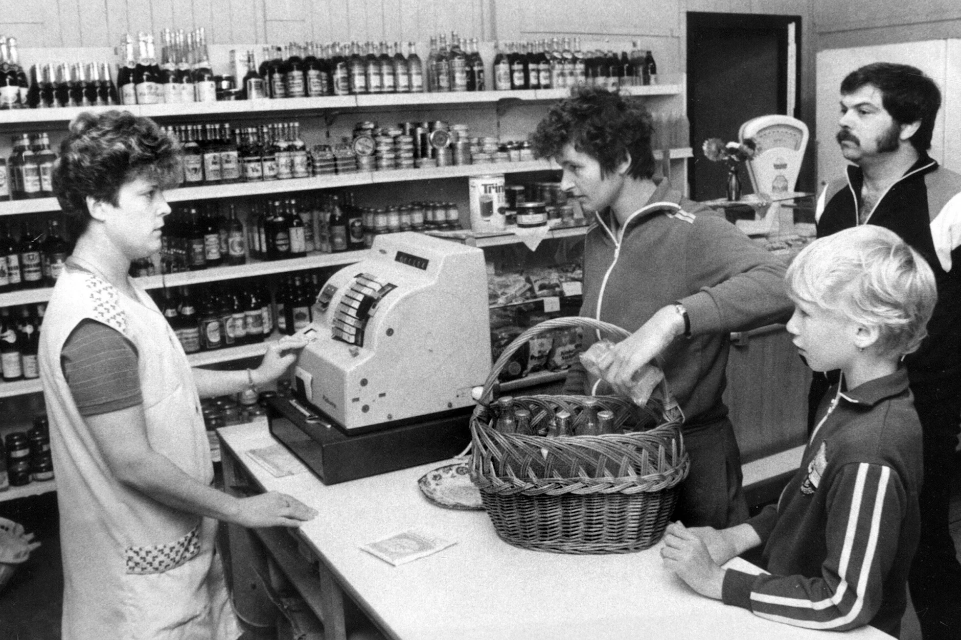 Wer Butter einkaufen wollte, guckte in den ersten Jahren der DDR oft in die Röhre. Das Streichfett war lange Mangelware!