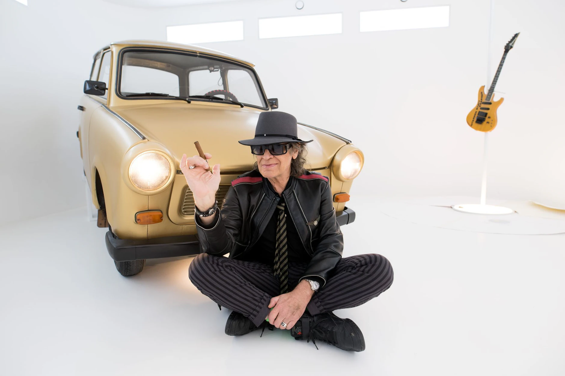 Rockstar Udo Lindenberg hat seinen halben goldenen Trabi verkauft.