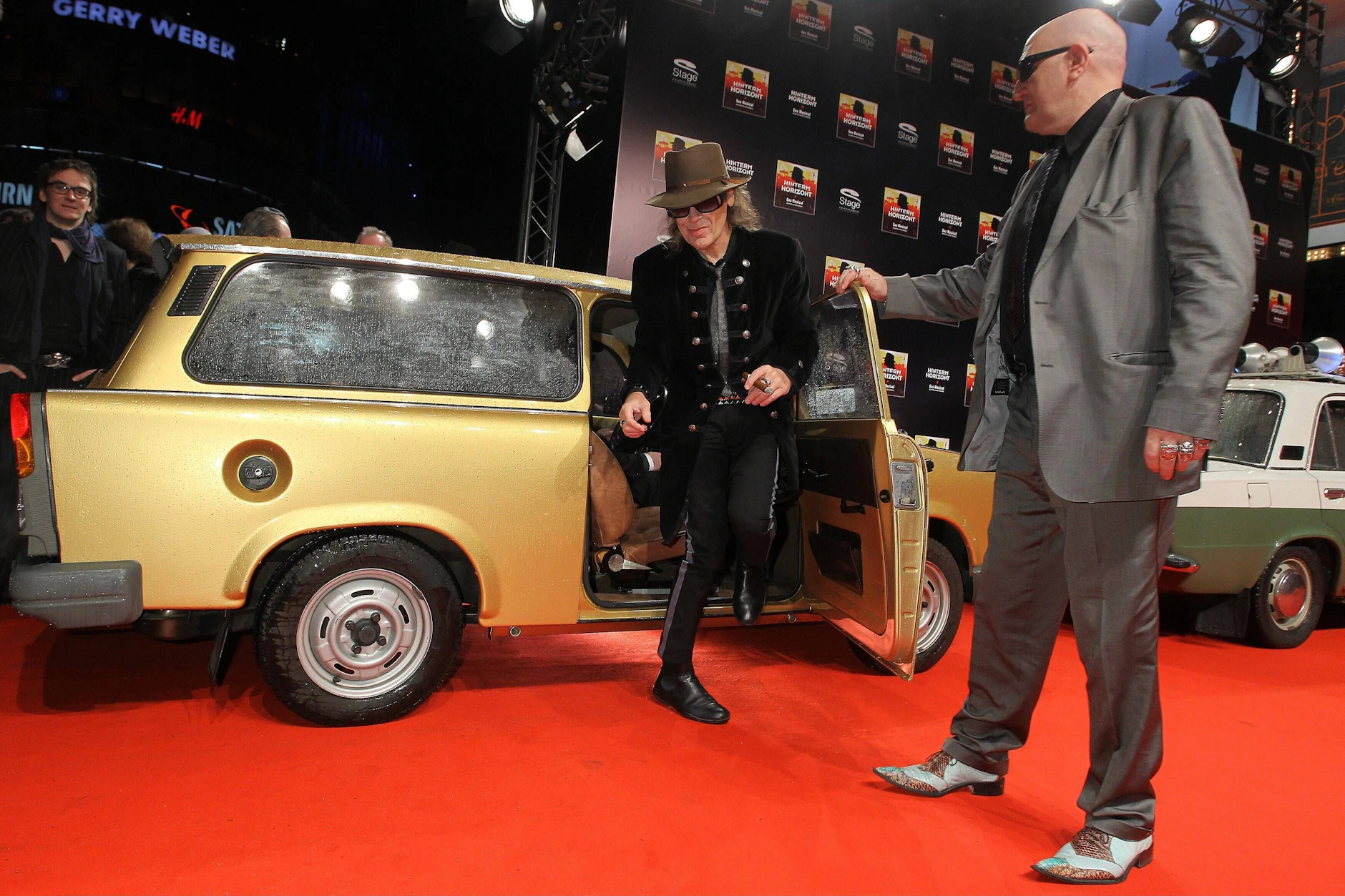 Zur Weltpremiere des Musicals „Hinterm Horizont“ fuhr Udo Lindenberg 2011 im goldenen Trabi am Potsdamer Platz vor.