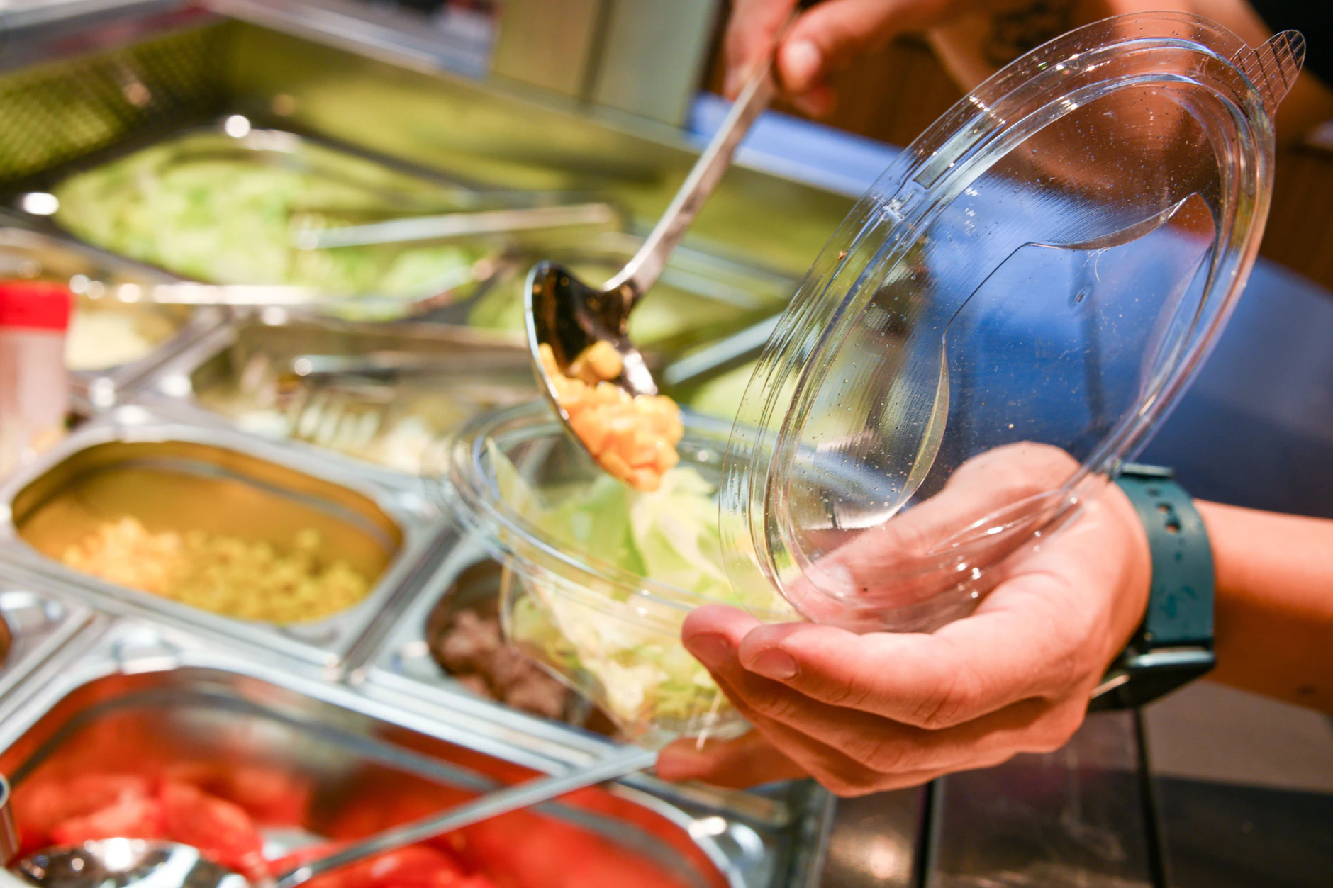 An der Salatbar bei Rewe können sich die Kundinnen und Kunden in bereitgestellten Schalen ihren eigenen Salat zusammenstellen. Abgerechnet wird pro 100 Gramm.