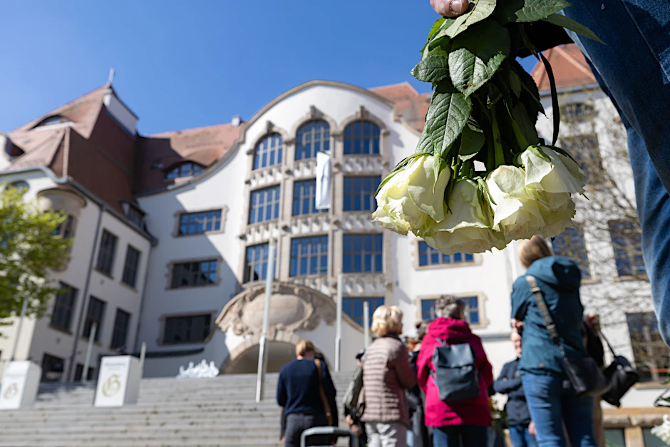 Gedenken in Erfurt: Blumen zum Jahrestag des Gutenberg-Massakers.