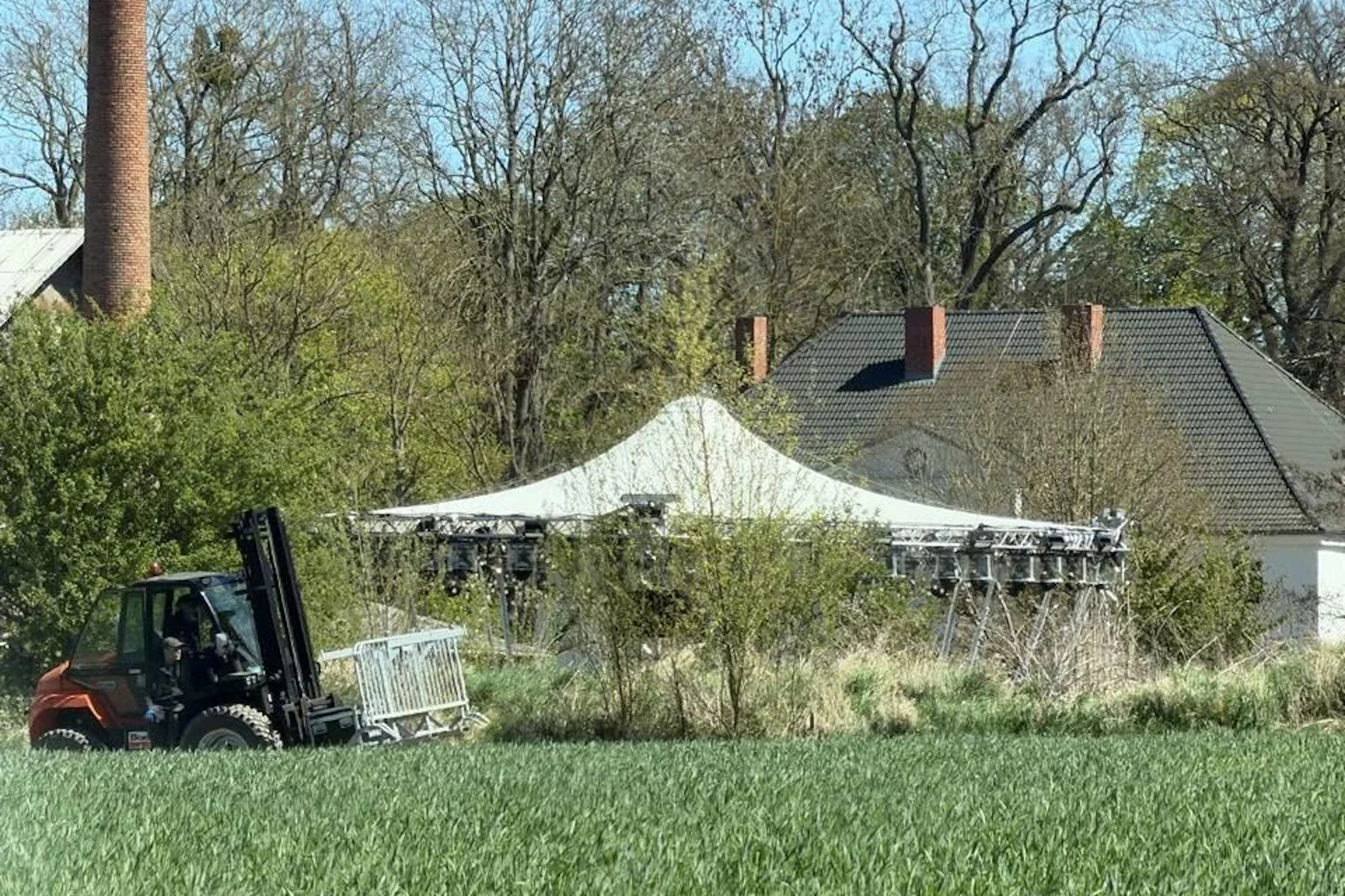 Dieses Foto soll angeblich den Aufbau des Zeltes auf dem Gelände von Schloss Bröllin zeigen. Ob es echt ist oder nicht – unklar.