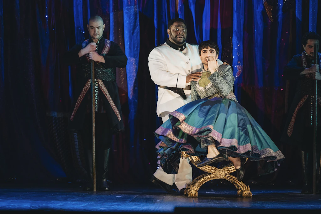 „Giulio Cesare in Egitto“ in der Deutschen Oper. Szene mit Michael Sumuel (l.) und Cameron Shahbazi als Achilla und Tolomeo