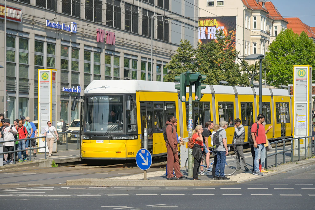 BVG-Chaos: Tram im Osten dicht! So kommen Sie Montag zur Arbeit