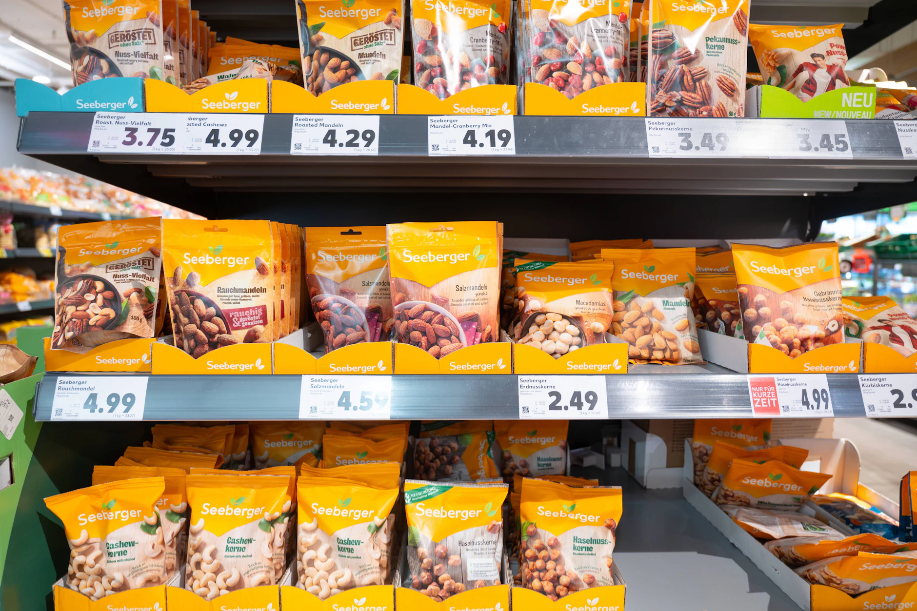 In vielen Supermärkten gibt es solche abgepackten Tüten mit Nüssen – auch bei Rewe.