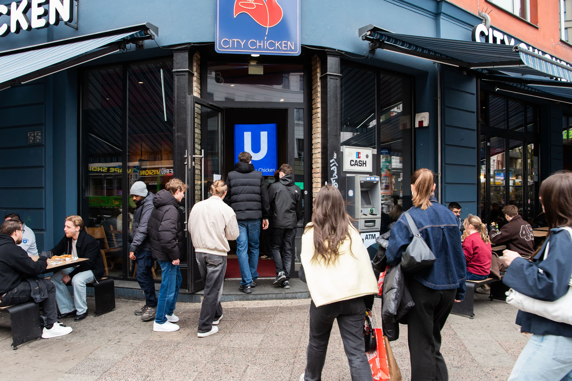 Der Geflügelverzehr steigt auf Rekordniveau, McDonald’s setzt stärker auf Hähnchen. Am Rosenthaler Platz zeigt sich der Trend.