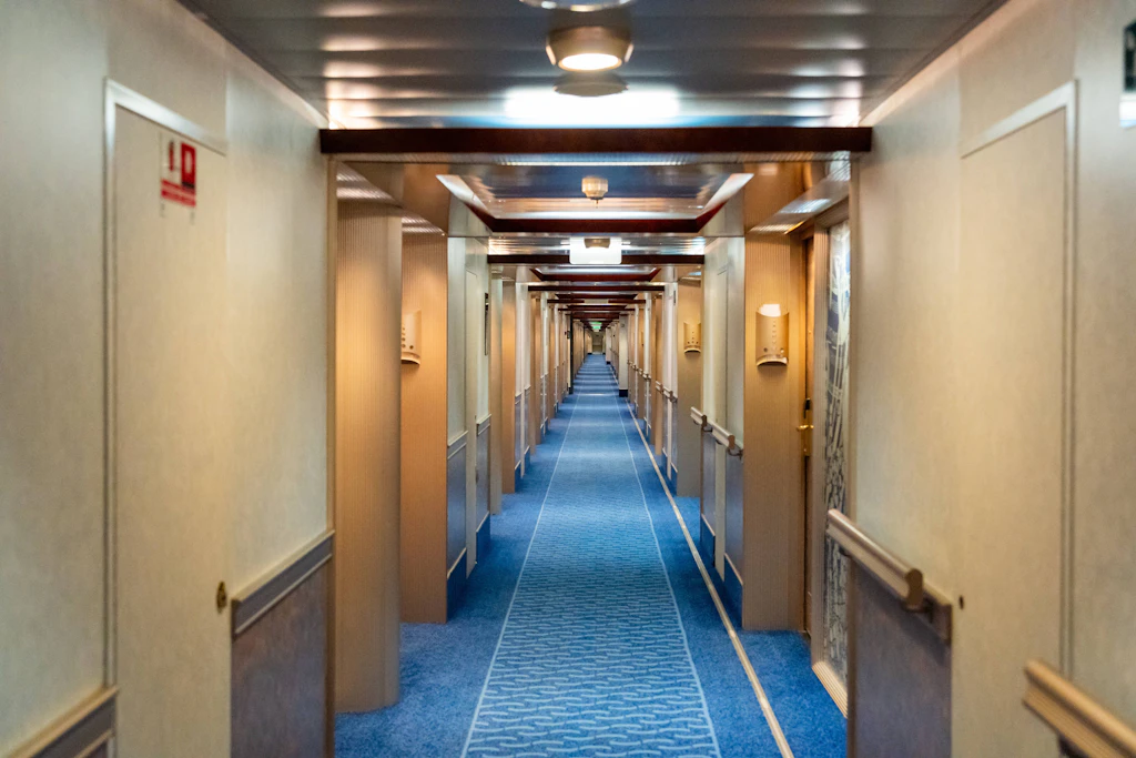 Je nachdem, wo die Passagierkabine in einem Kreuzfahrtschiff liegt, muss man mit verschiedenen Geräuschen rechnen. Unzumutbar darf es allerdings nicht werden.