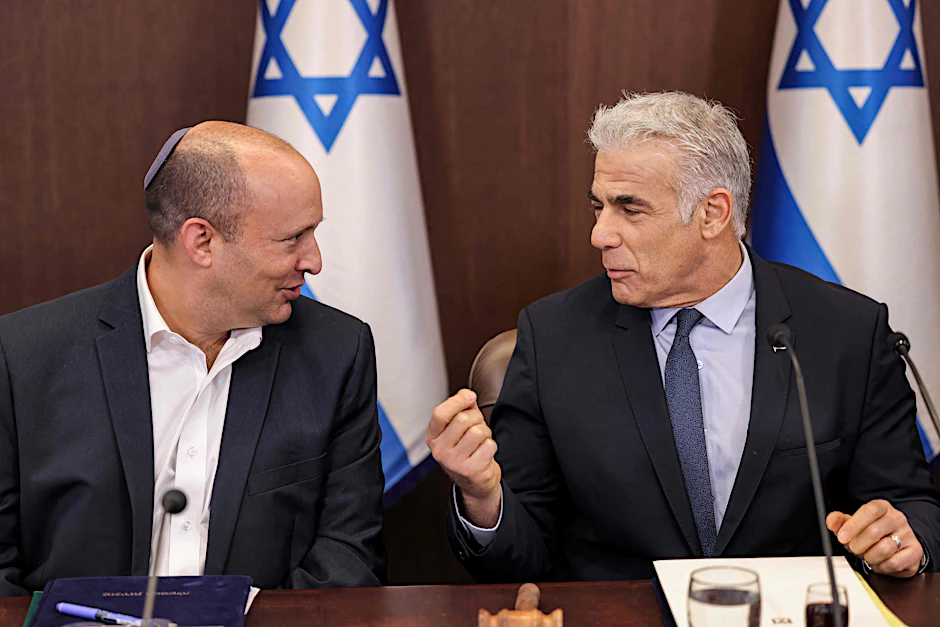 Die israelischen Oppositionspolitiker Yair Lapid (r.), und Naftali Bennett während einer Kabinettssitzung in Jerusalem im Jahr 2022