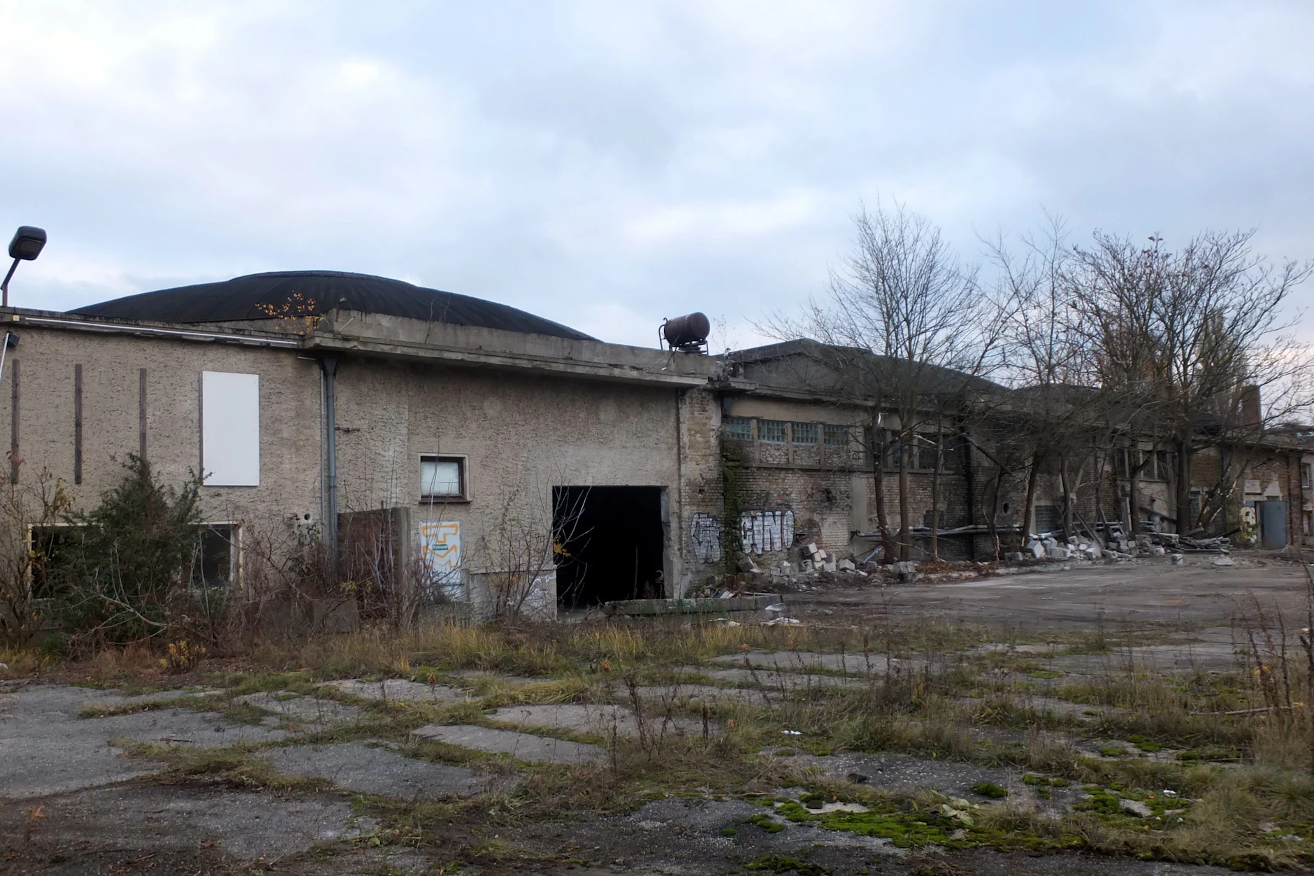 Quadratische Gebäude mit einer Kuppel: Die Flugzeughangars in Berlin-Karlshorst wurden zwischen 1917 und 1919 erbaut.