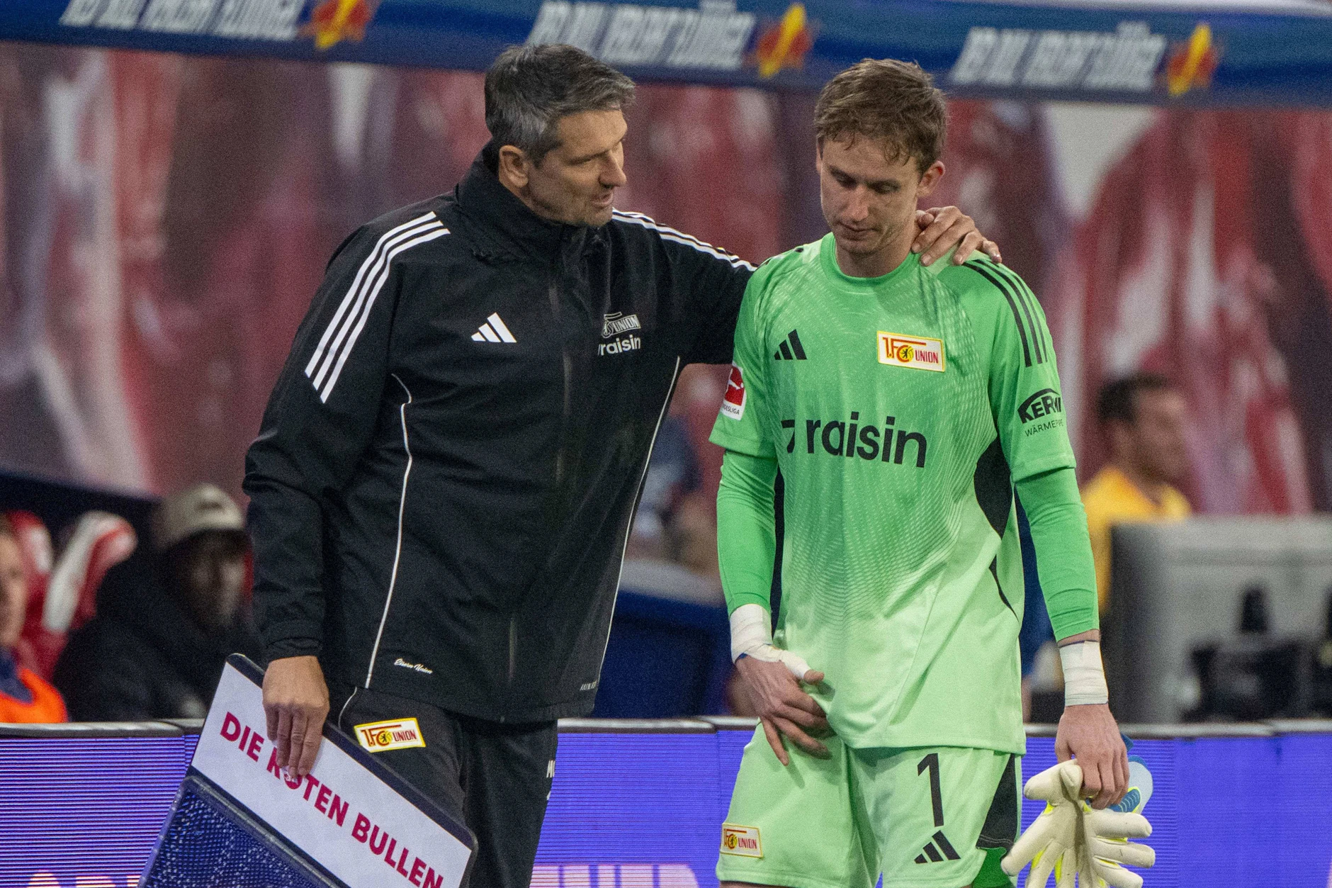 Torwarttrainer Michael Gspurning (l.) tröstet Frederik Rönnow. Der Keeper wird bis Saisonende kein Spiel mehr bestreiten.