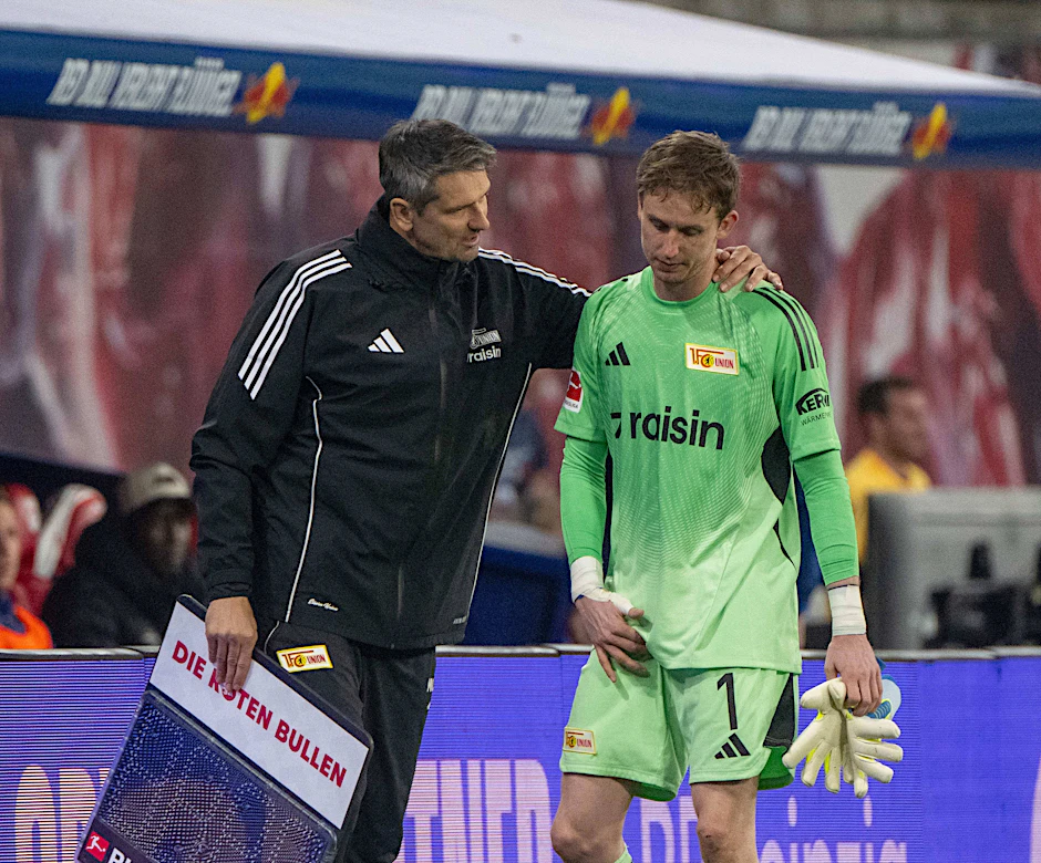 Torwarttrainer Michael Gspurning (l.) tröstet Frederik Rönnow. Der Keeper wird bis Saisonende kein Spiel mehr bestreiten.