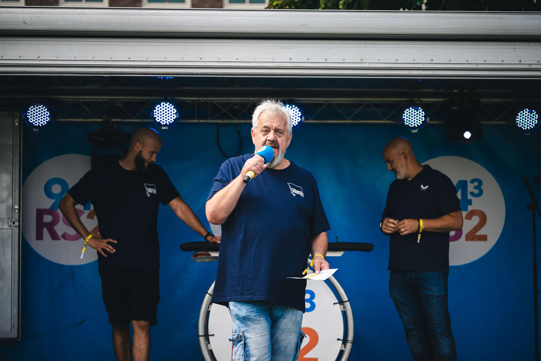 Fan-Legende Manfred Sangel war bei Herthas Saisoneröffnung im Sommer 2025 Moderator auf der Showbühne.
