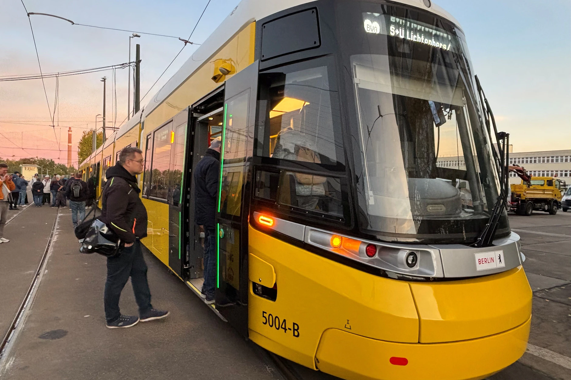Die neue XXL-Straßenbahn der BVG: Sie ist nicht nur zu schwer für Berlin. Es fehlen im Innern auch die Fahrkartenautomaten. Und das ist Absicht.