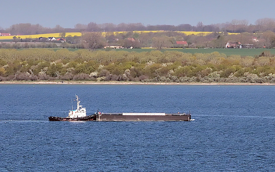Ein Lastkahn wird vom Schlepper „Robin Hood“ auf der Ostsee geschoben. Die sogenannte Barge ist für den Transport des Buckelwals durch die Ostsee in die Nordsee vorgesehen.