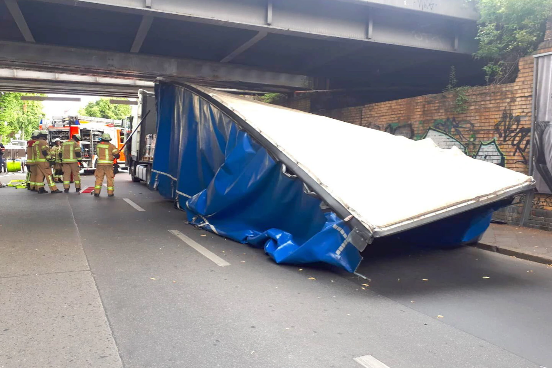 Ein mit Gefahrgut beladener Lkw ist 2019 unter der Brücke in der Niemetzstraße in Neukölln stecken geblieben.