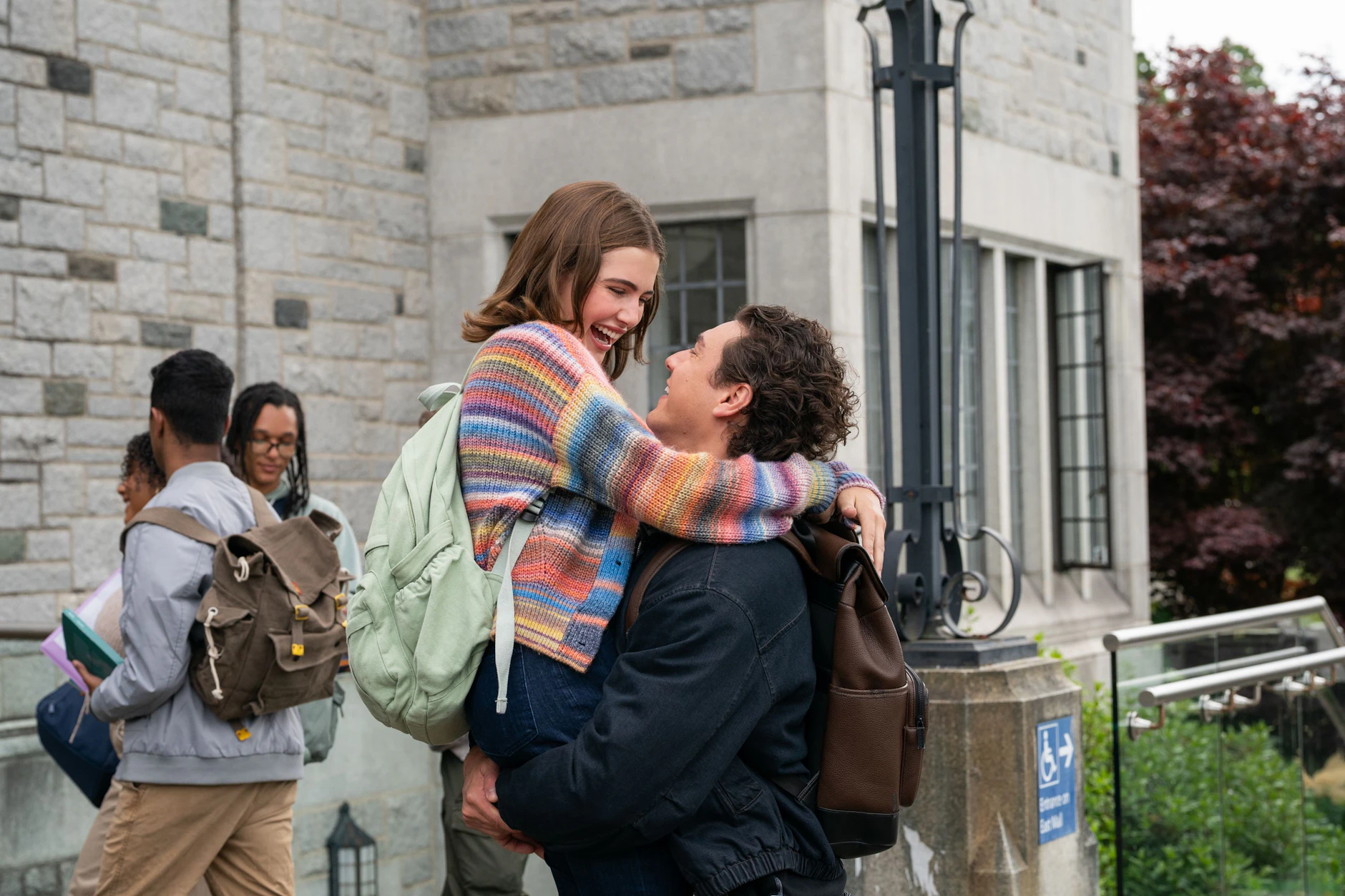 Ella Bright und Belmont Cameli in „Off Campus“.