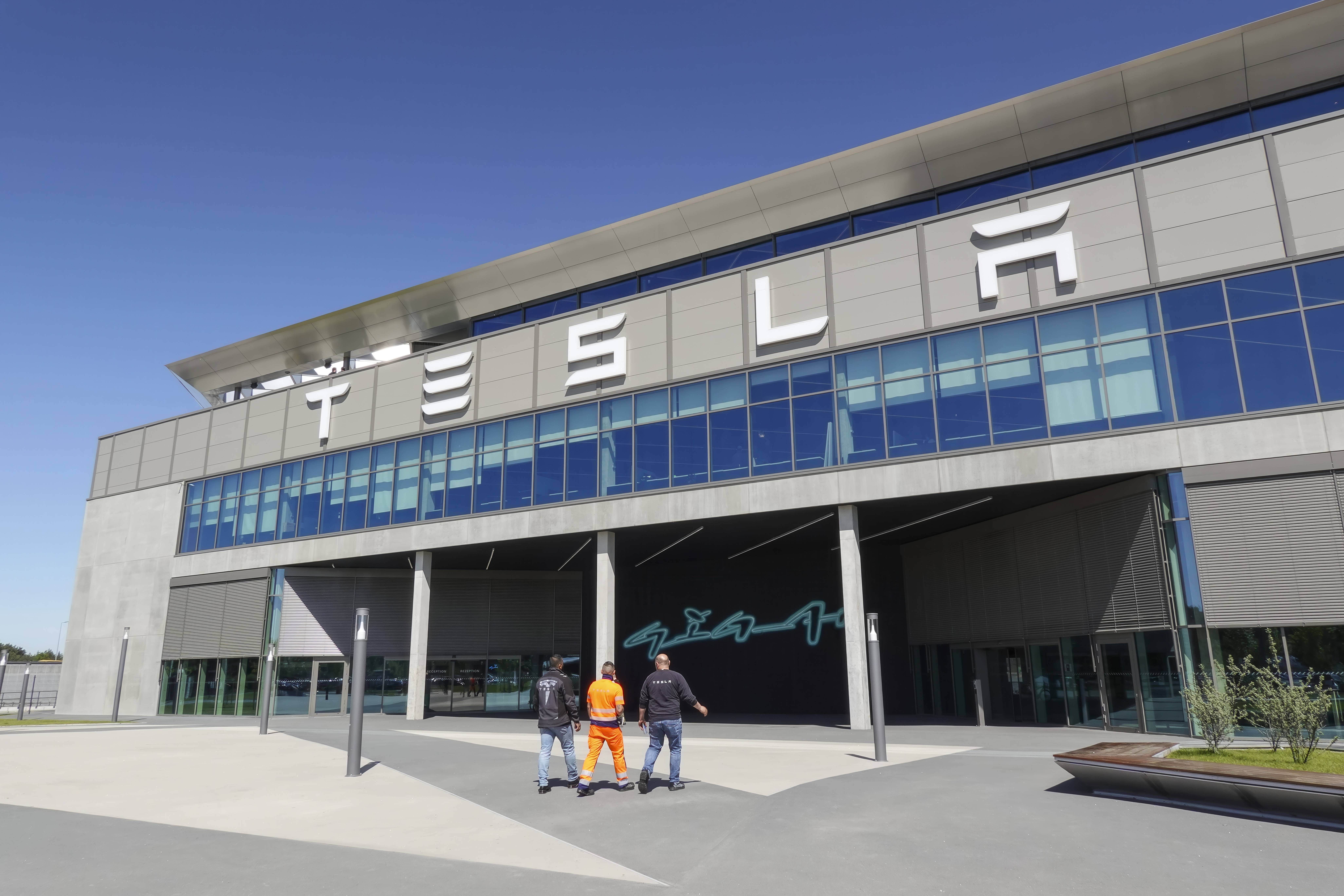 Tesla Grünheide streicht kranken Mitarbeitern die Lohnfortzahlung: Krankenstand gesunken