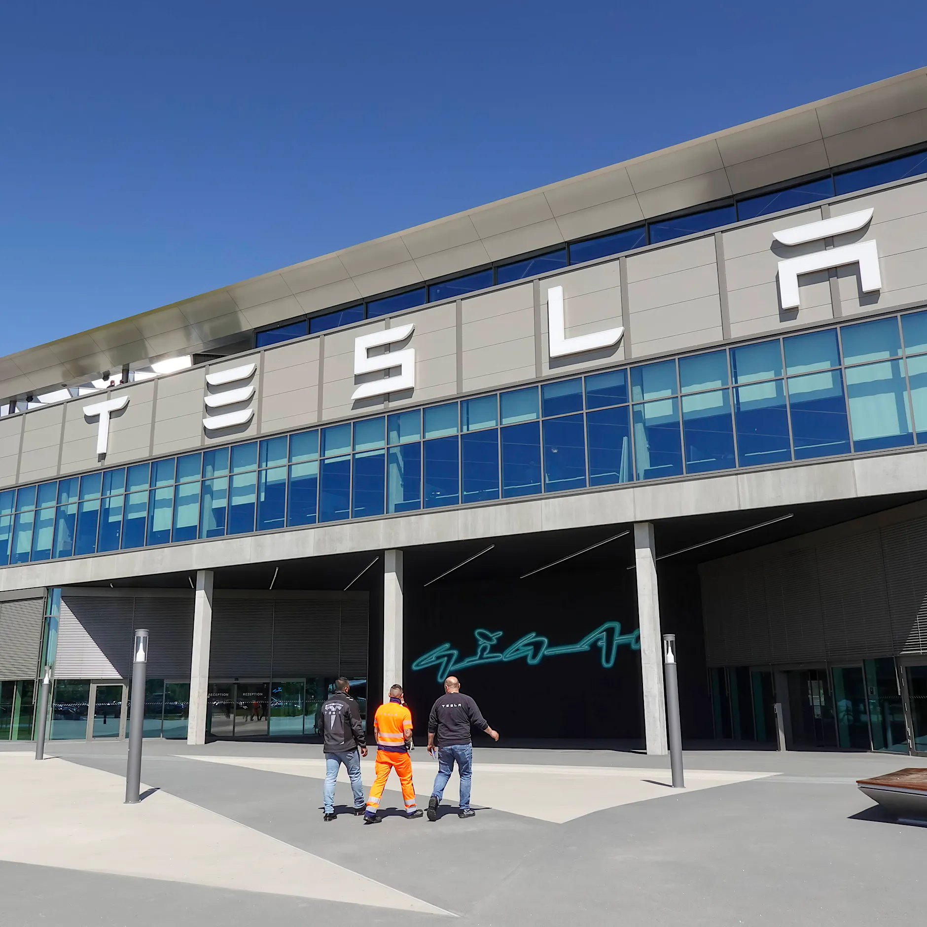 Tesla Grünheide streicht kranken Mitarbeitern die Lohnfortzahlung: Krankenstand gesunken